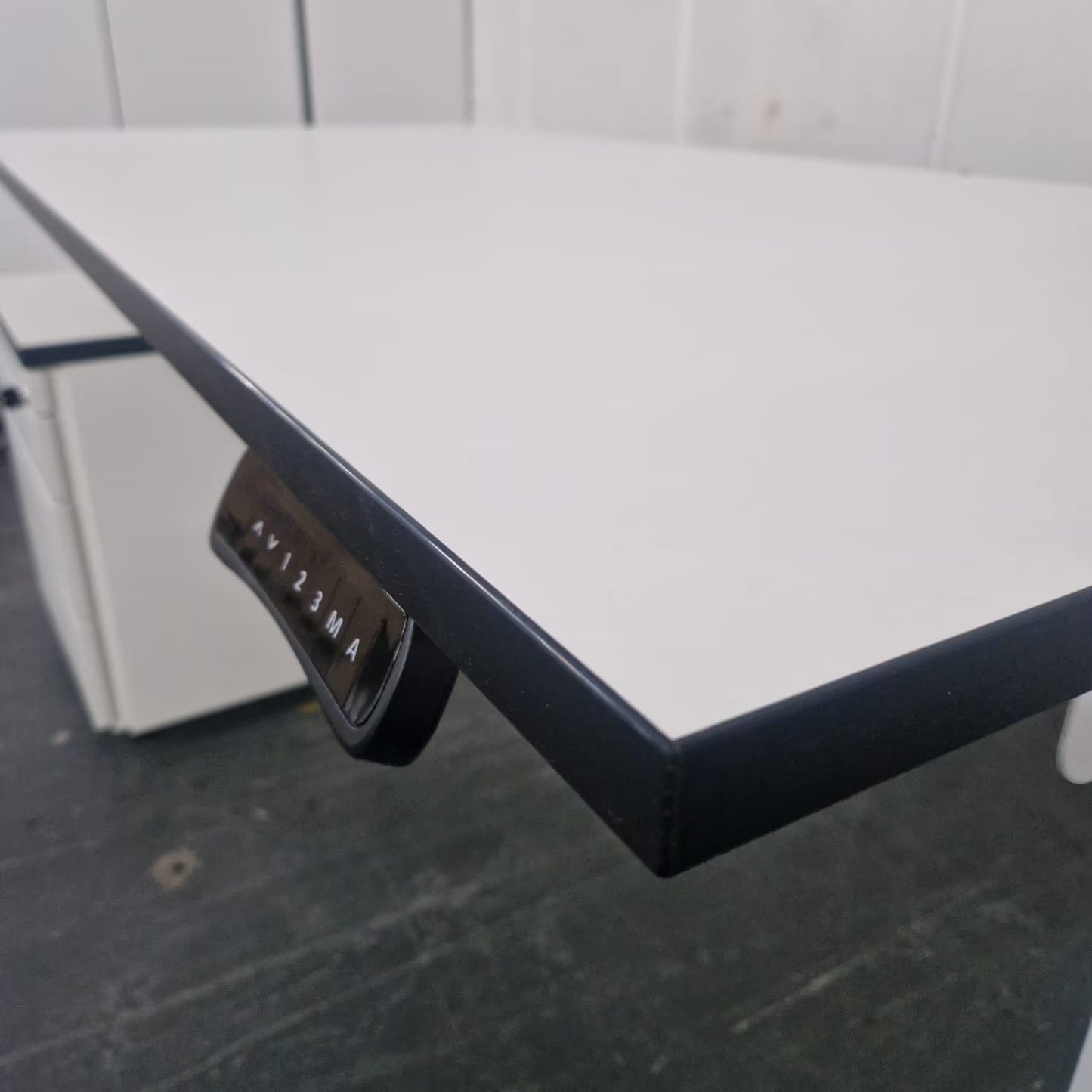 Elektrisch höhenverstellbarer Schreibtisch – Neu