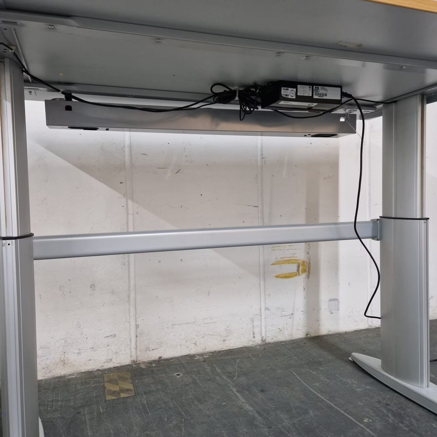 Elektrisch höhenverstellbarer Schreibtisch – Pfalzmöbel