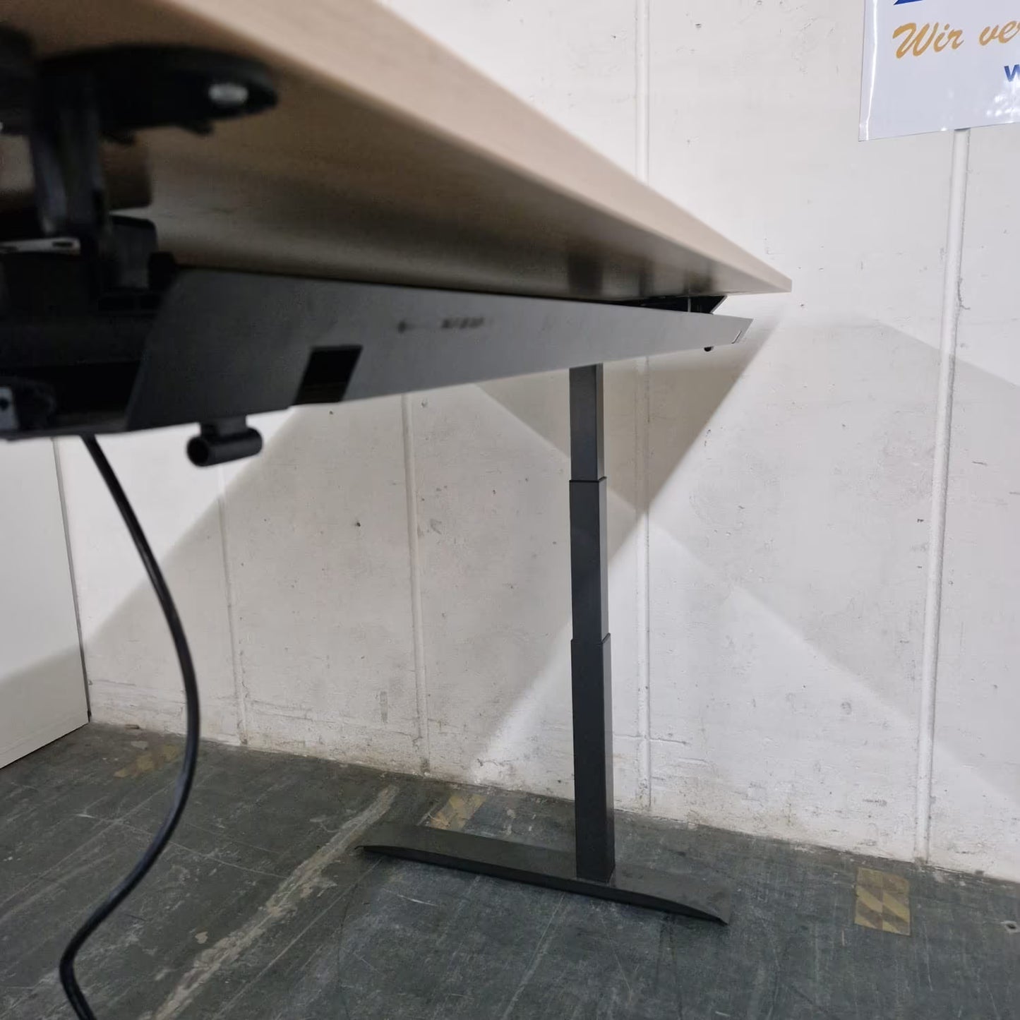 Elektrisch höhenverstellbarer Schreibtisch – FM Büromöbel