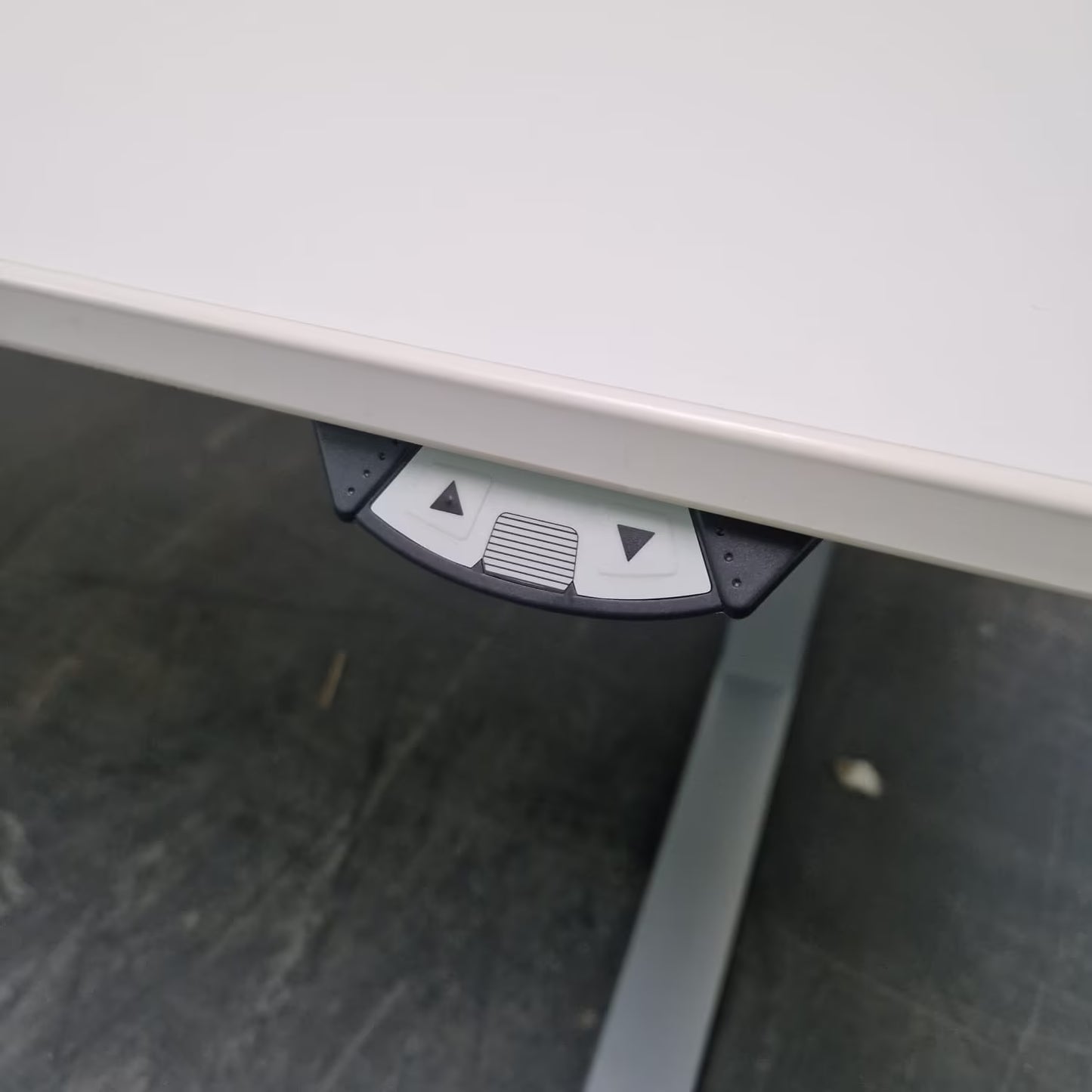 Elektrisch höhenverstellbarer Schreibtisch – VS Büromöbel