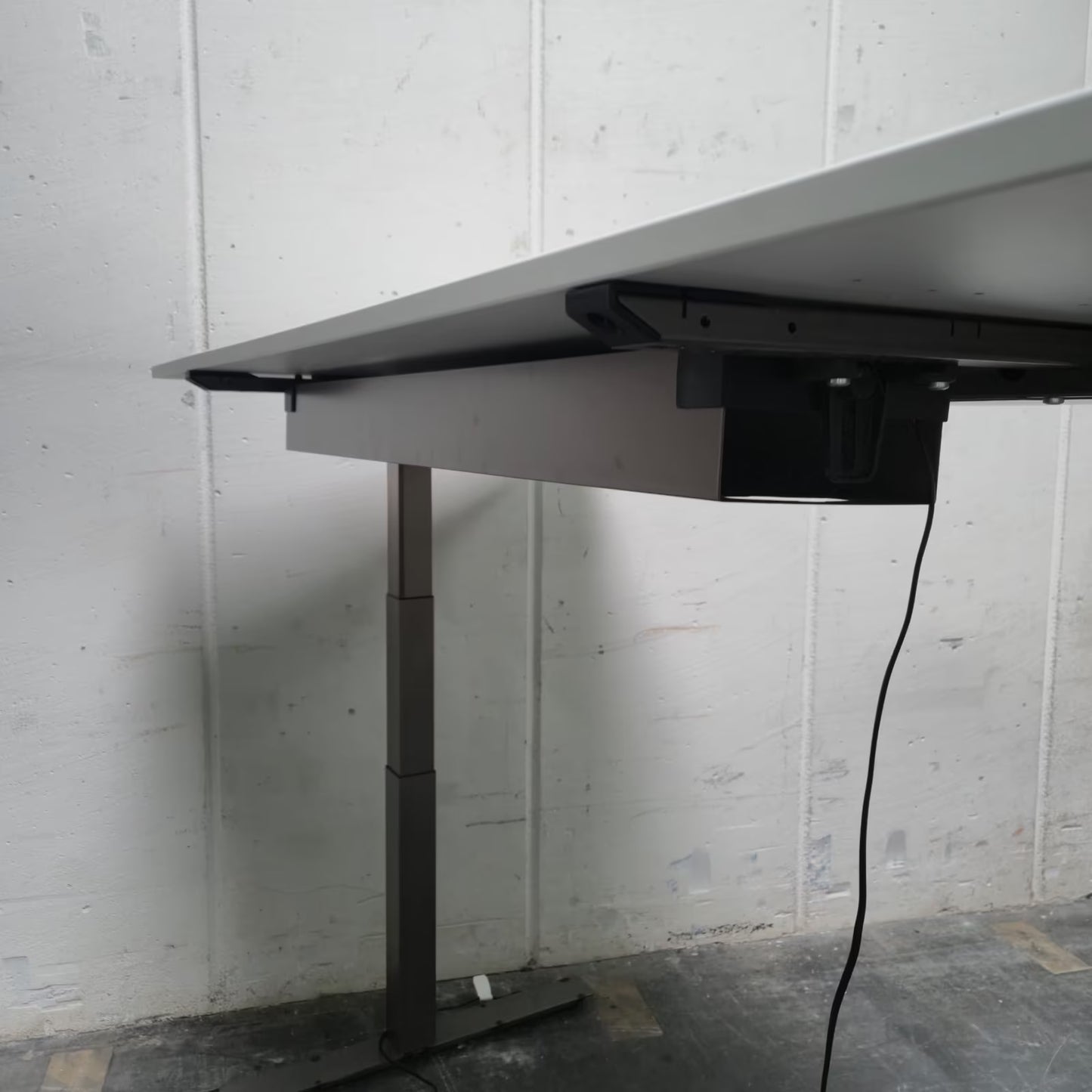 Elektrisch höhenverstellbarer Schreibtisch