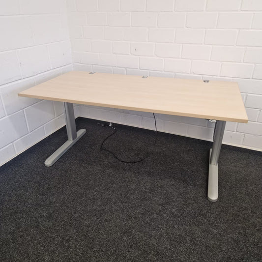 Elektrisch höhenverstellbarer Schreibtisch – Ceka