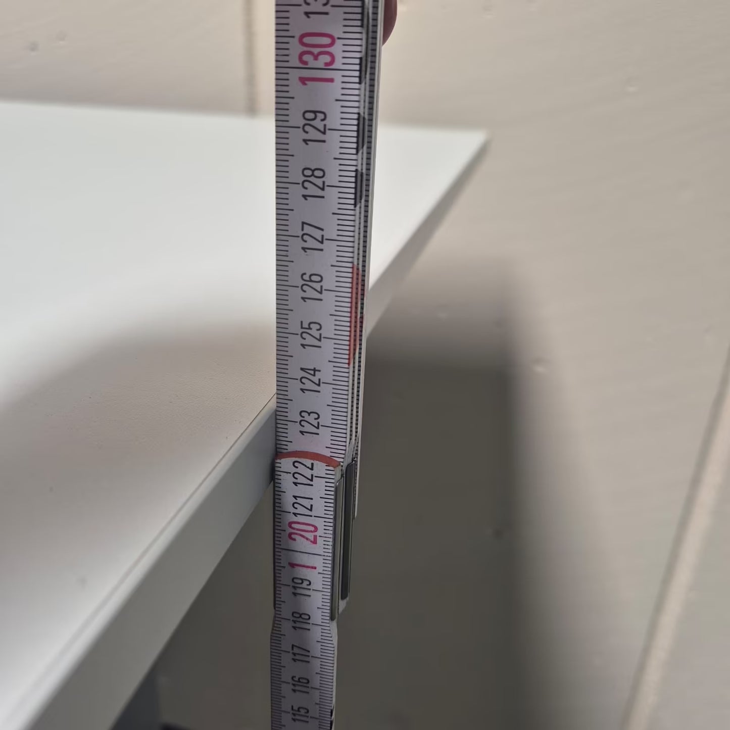 Elektrisch höhenverstellbarer Schreibtisch