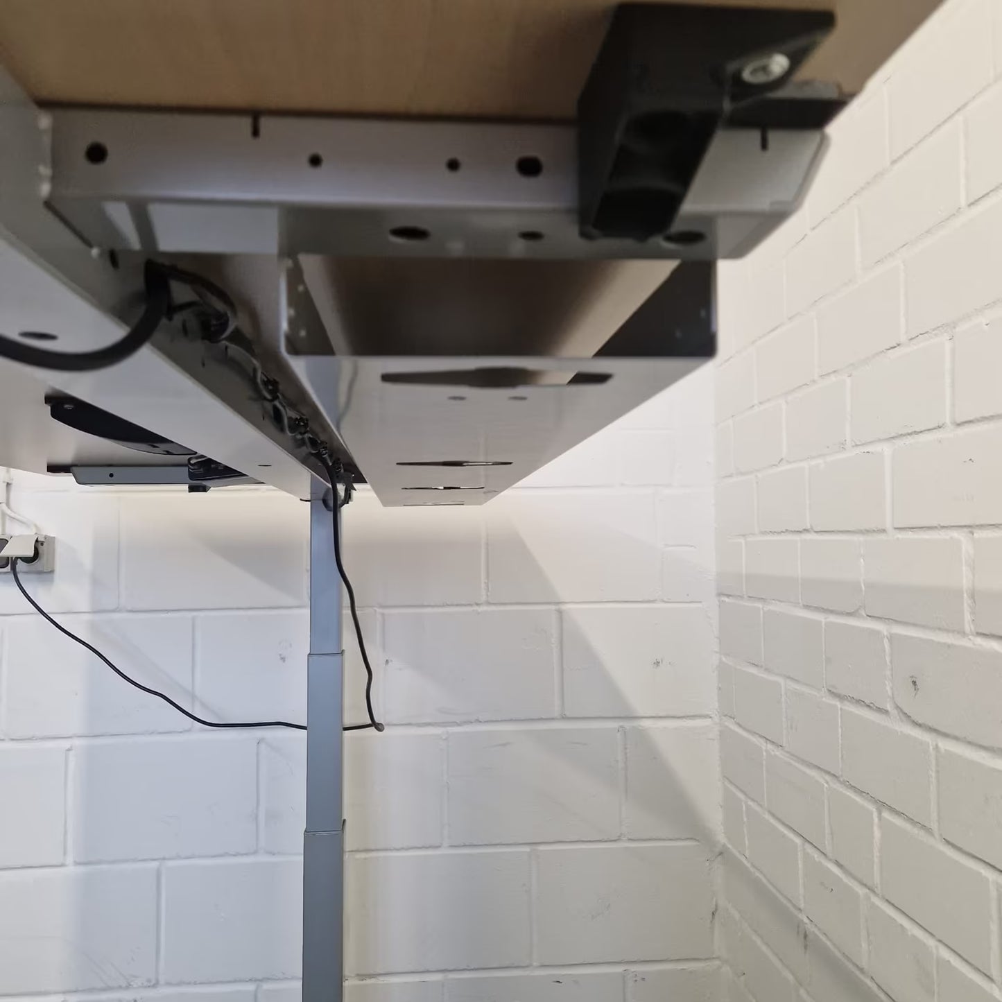 Elektrisch höhenverstellbarer Schreibtisch – König & Neurath
