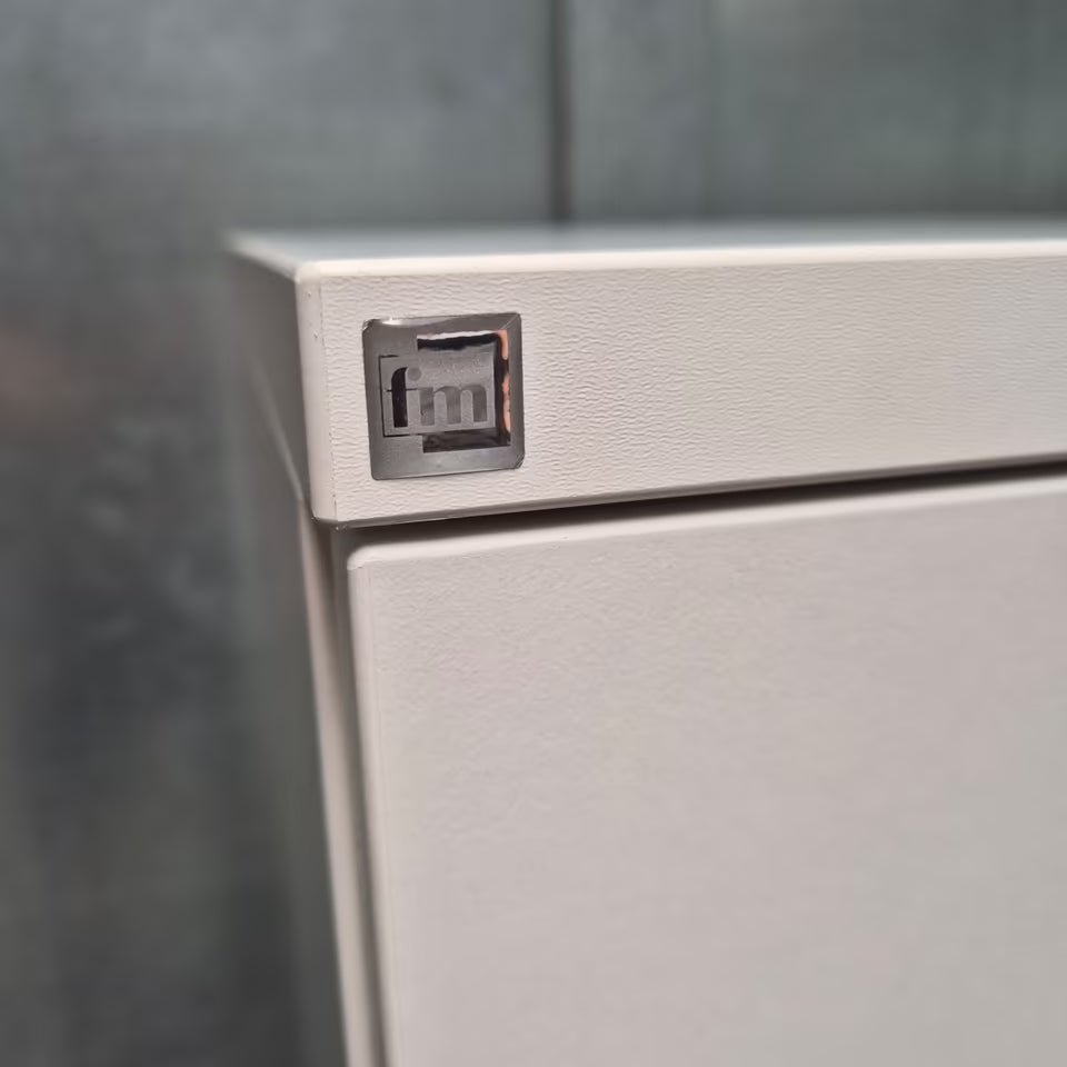 Lockerschrank / Fächerschrank