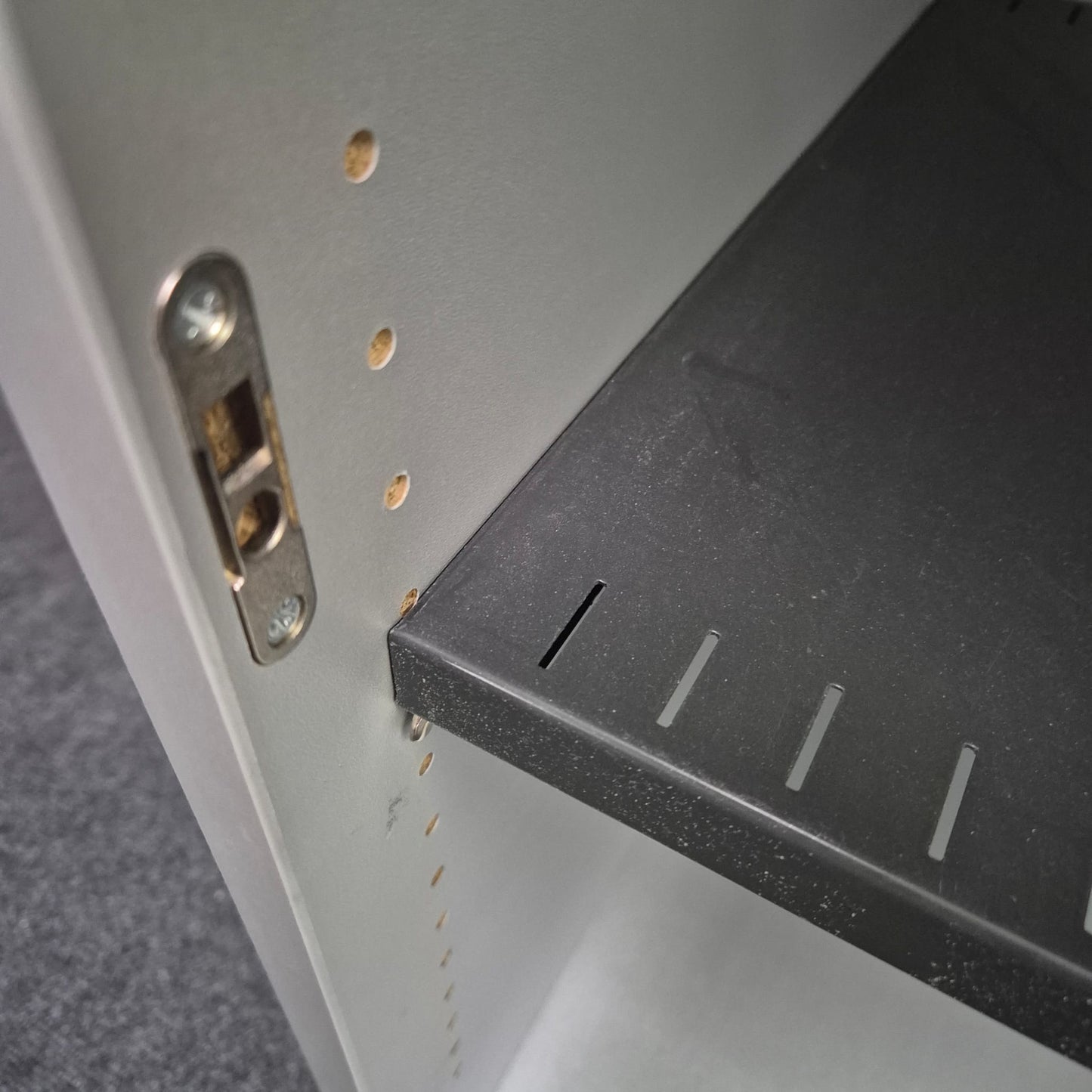 Sideboard / K & N "AD Acta" / grau / Querrolllade silbergrau / 120 cm / 2 Ordnerhöhen