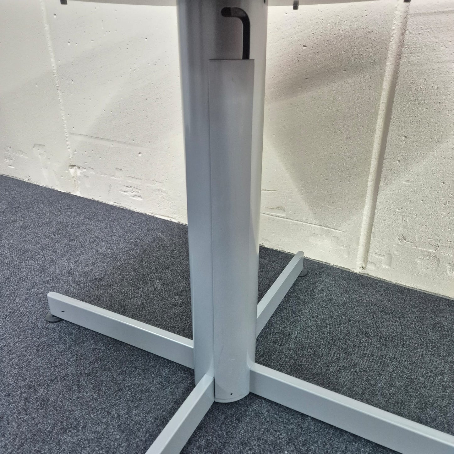 Besprechungstisch / VS Büromöbel / weiß / 100 cm Durchmesser