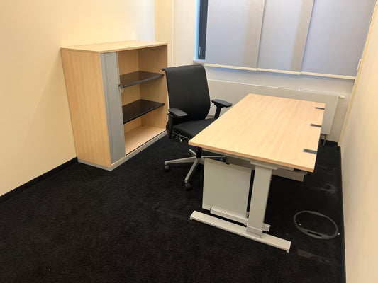 Per Gasdruckfeder höhenverstellbarer Tisch – Steelcase