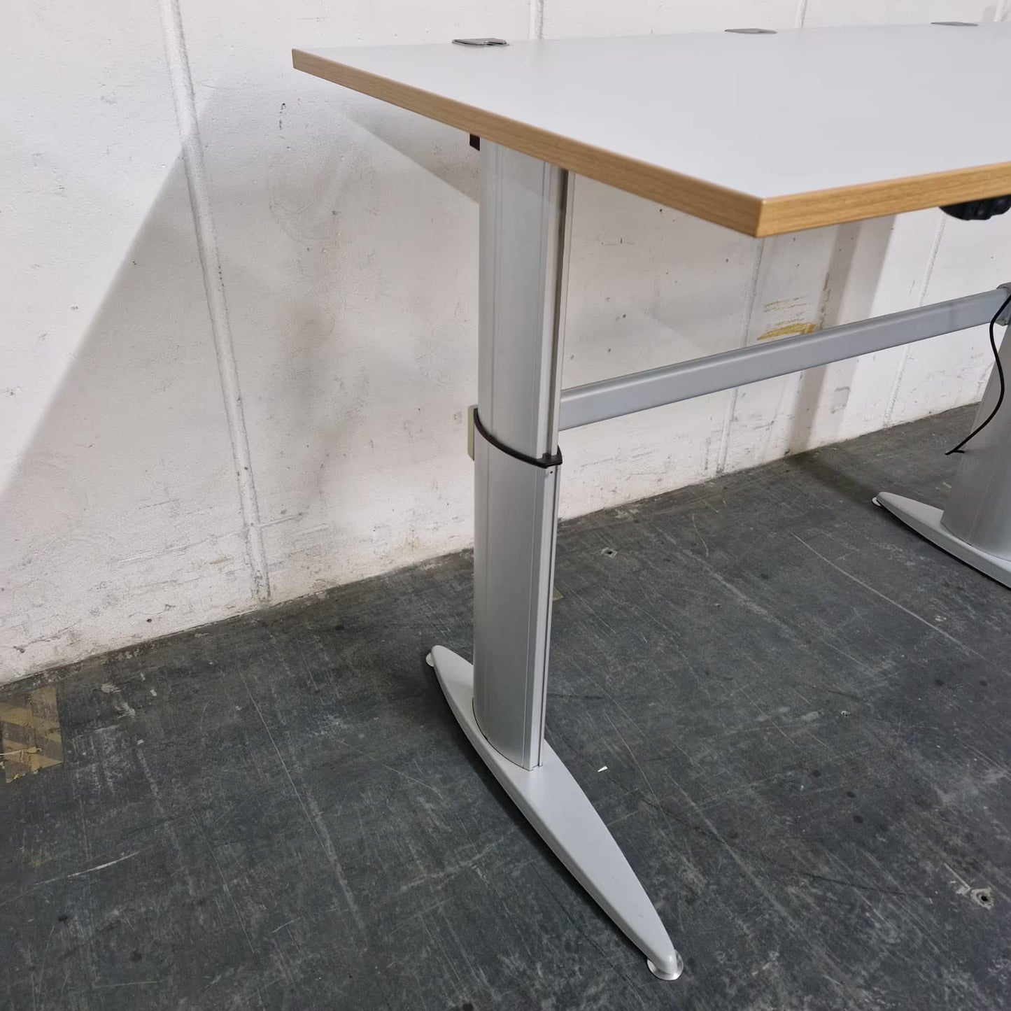Elektrisch höhenverstellbarer Schreibtisch – Pfalzmöbel