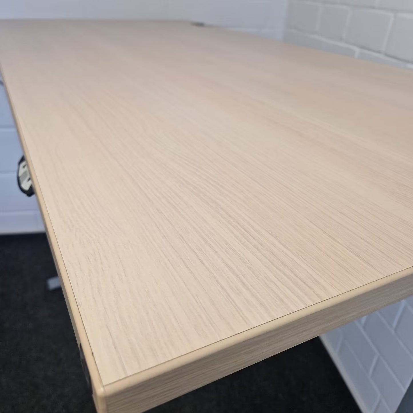 Elektrisch höhenverstellbarer Schreibtisch – König & Neurath