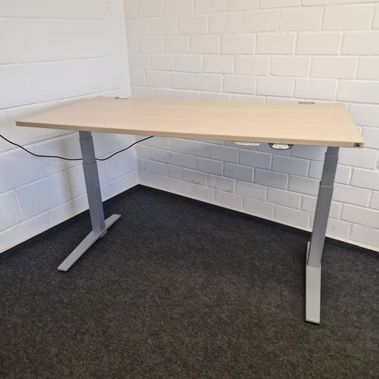 Elektrisch höhenverstellbarer Schreibtisch – König & Neurath