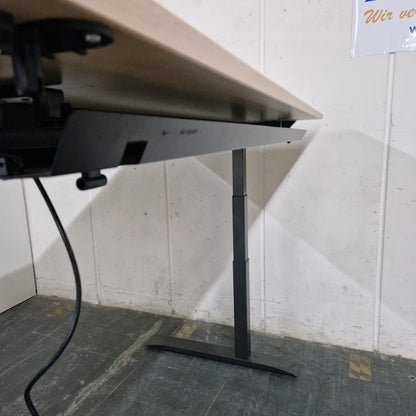 Elektrisch höhenverstellbarer Schreibtisch – FM Büromöbel