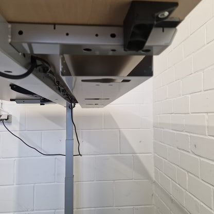 Elektrisch höhenverstellbarer Schreibtisch – König & Neurath