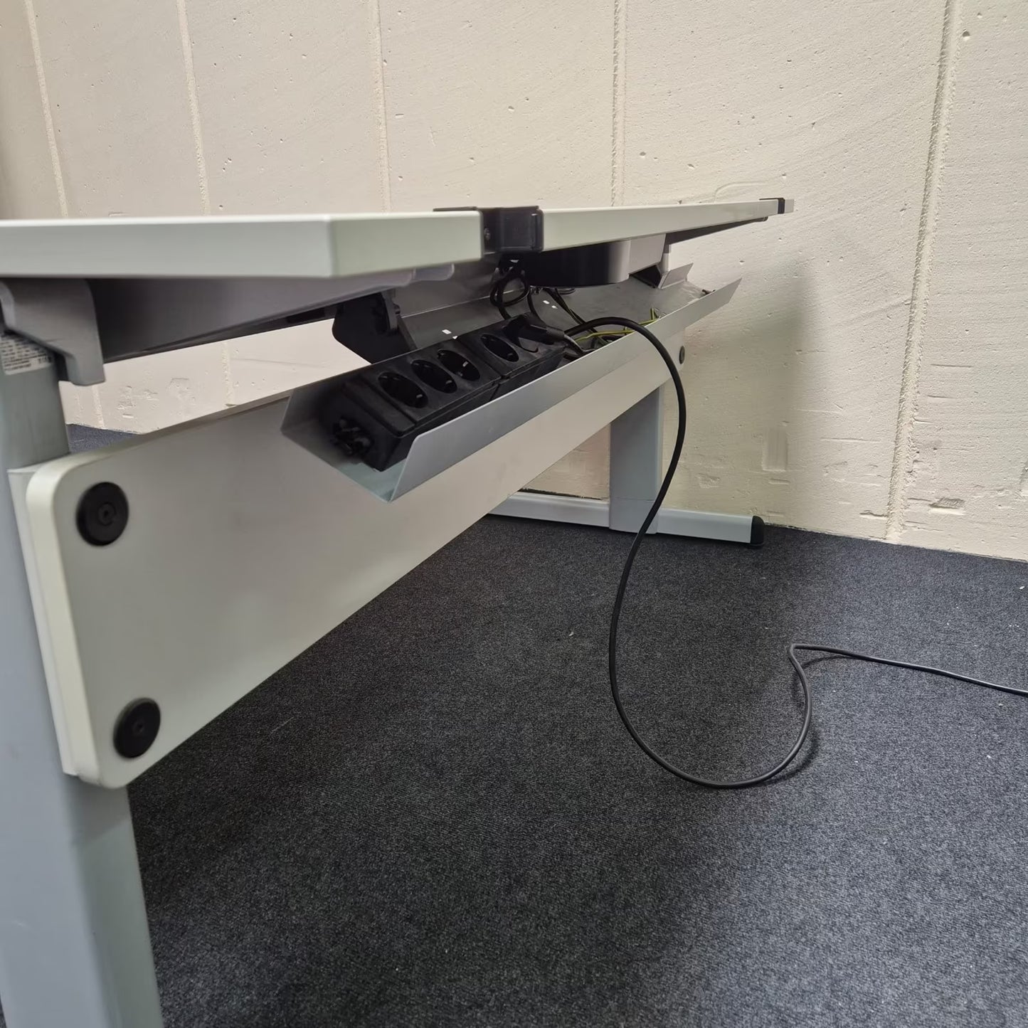 Elektrisch höhenverstellbarer Schreibtisch - Steelcase