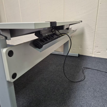 Elektrisch höhenverstellbarer Schreibtisch - Steelcase