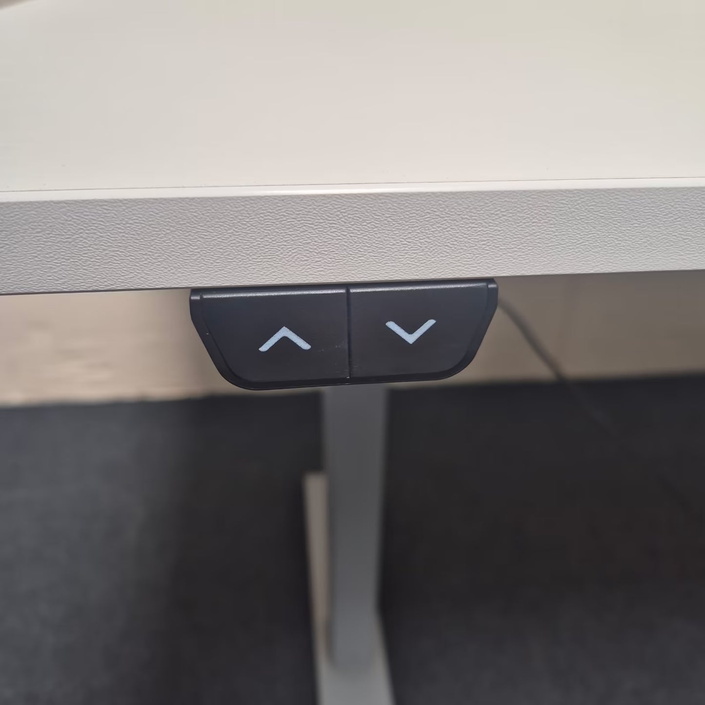 Elektrisch höhenverstellbarer Schreibtisch