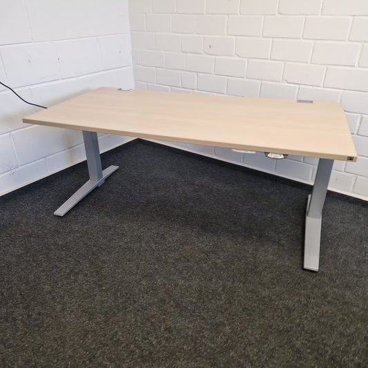 Elektrisch höhenverstellbarer Schreibtisch – König & Neurath