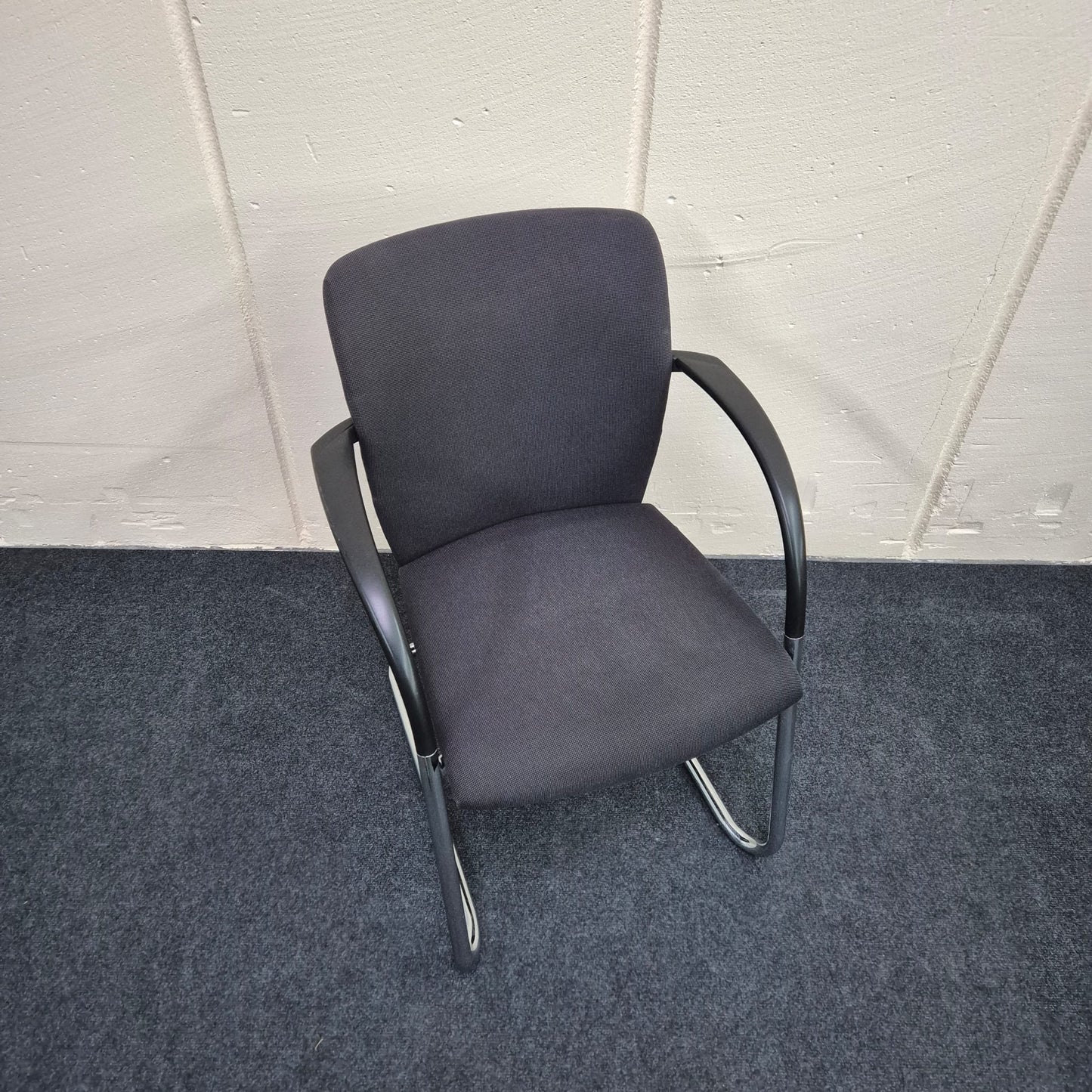 Freischwinger König & Neurath OKAY  / schwarz / stapelbar / Gestellfarbe verchromt