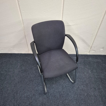 Freischwinger König & Neurath OKAY  / schwarz / stapelbar / Gestellfarbe verchromt