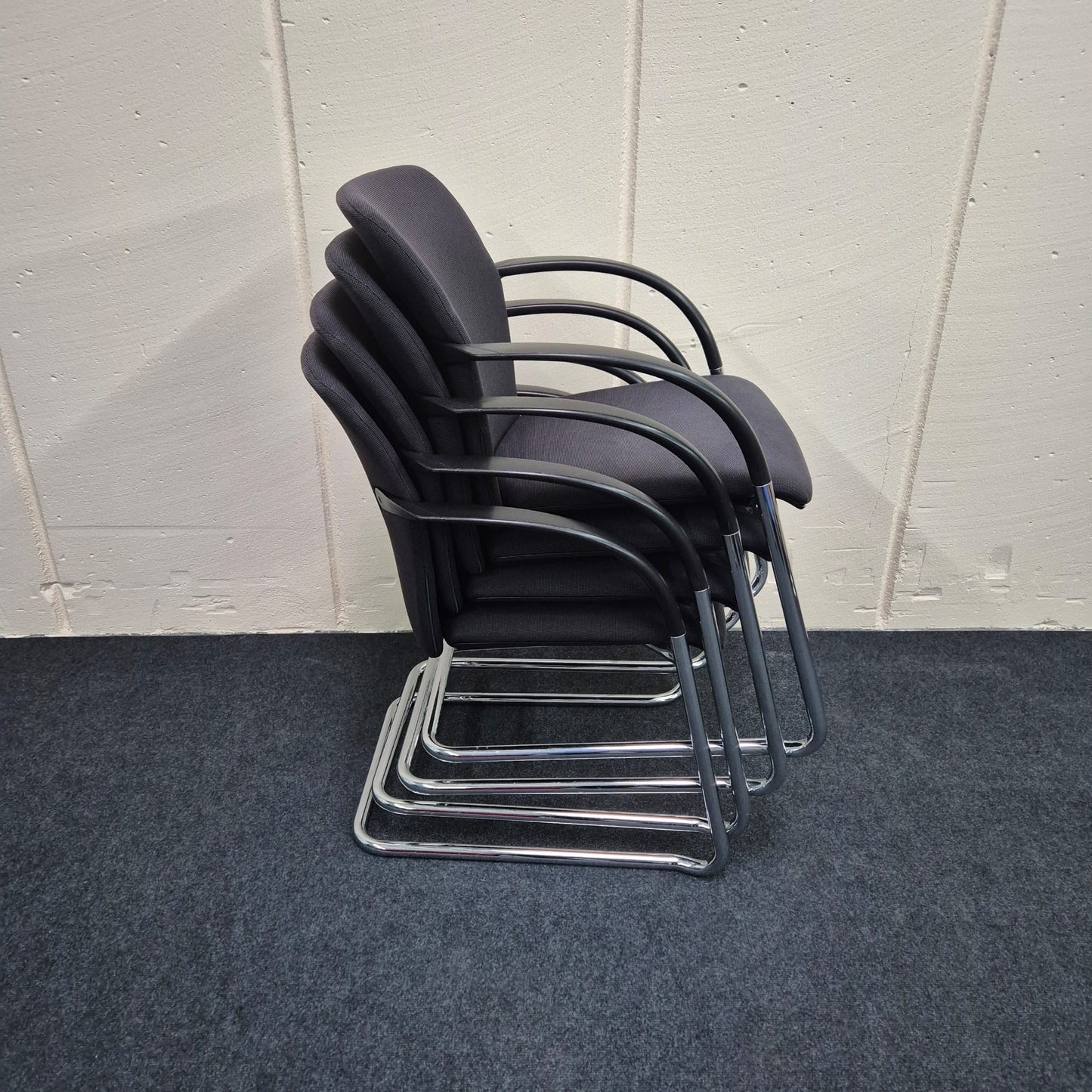 Freischwinger König & Neurath OKAY  / schwarz / stapelbar / Gestellfarbe verchromt