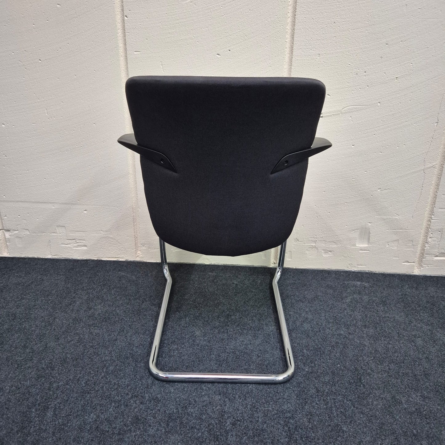 Freischwinger König & Neurath OKAY  / schwarz / stapelbar / Gestellfarbe verchromt