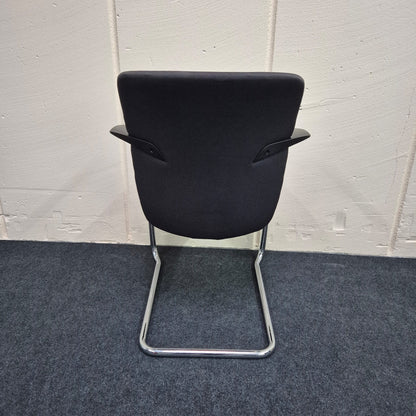 Freischwinger König & Neurath OKAY  / schwarz / stapelbar / Gestellfarbe verchromt