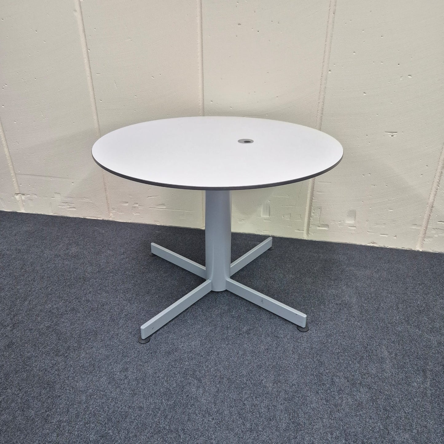 Besprechungstisch / VS Büromöbel / weiß / 100 cm Durchmesser