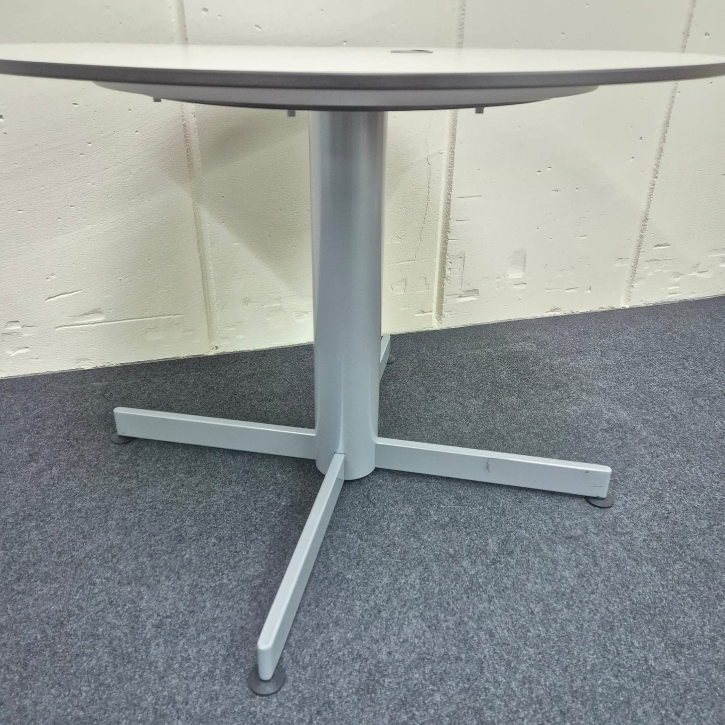 Besprechungstisch / VS Büromöbel / weiß / 100 cm Durchmesser