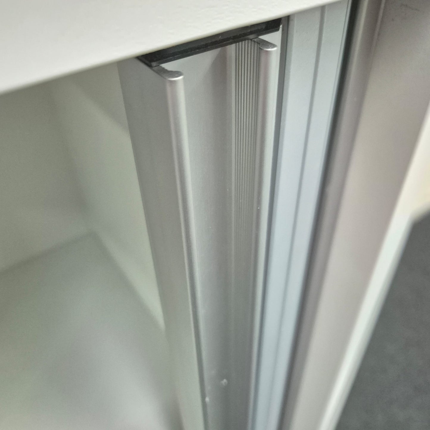 Sideboard /VS Büromöbel / weiß / Querrolllade silbergrau / 3 Ordnerhöhen / 120 cm