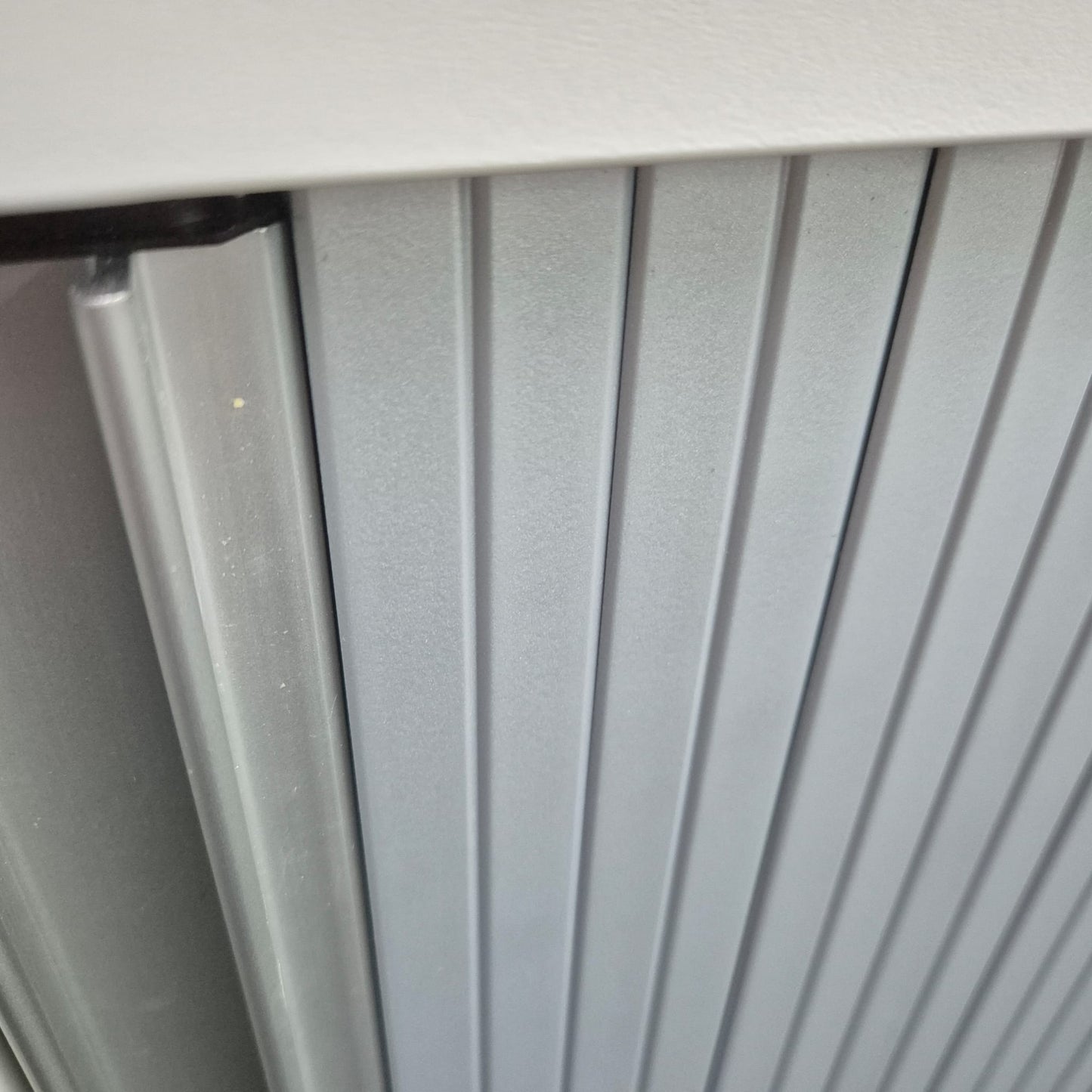 Sideboard /VS Büromöbel / weiß / Querrolllade silbergrau / 3 Ordnerhöhen / 120 cm