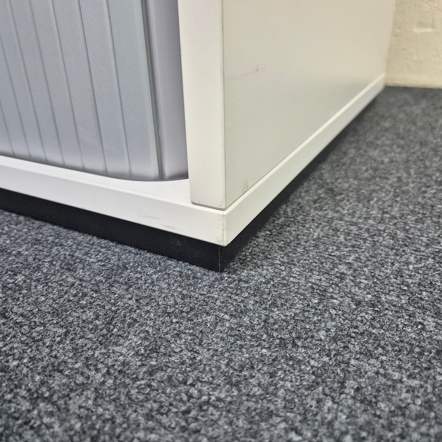 Sideboard /VS Büromöbel / weiß / Querrolllade silbergrau / 3 Ordnerhöhen / 120 cm