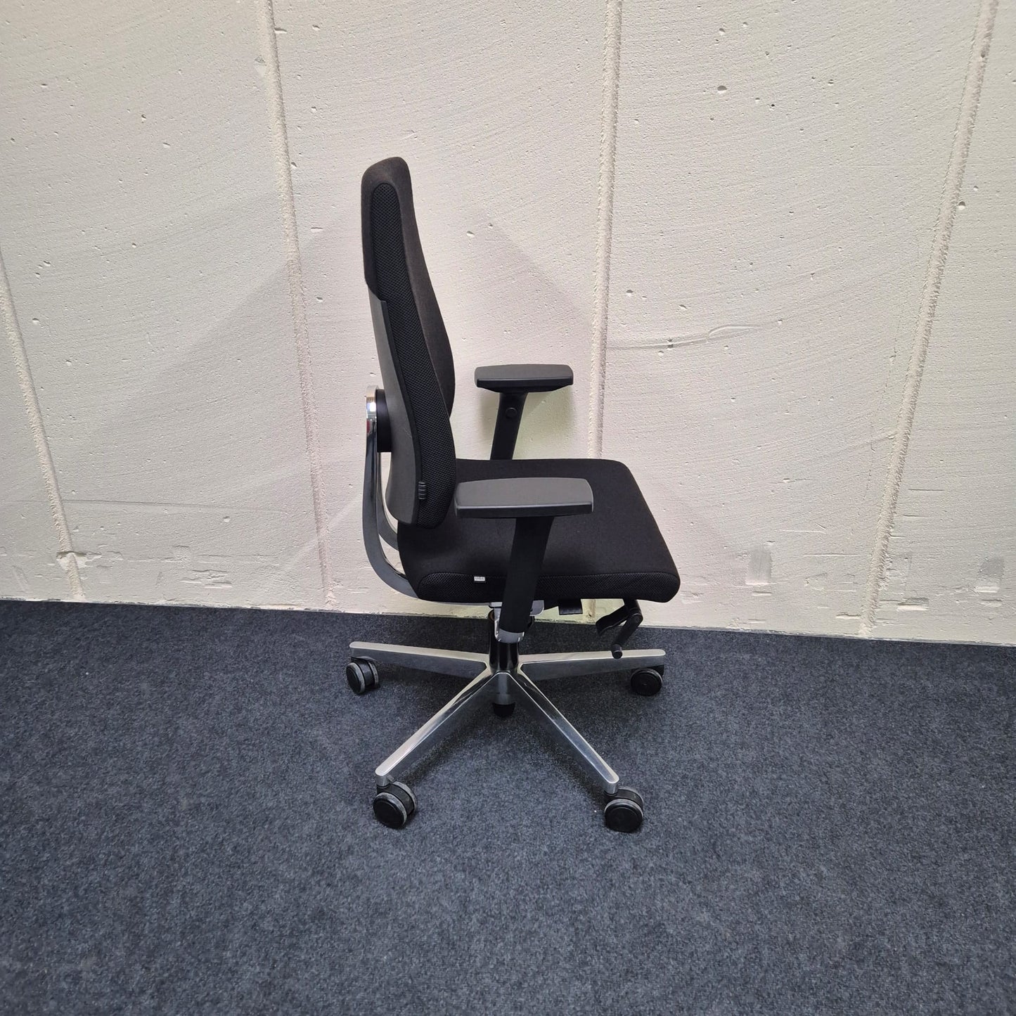 Drehstuhl schwarz von der Seite