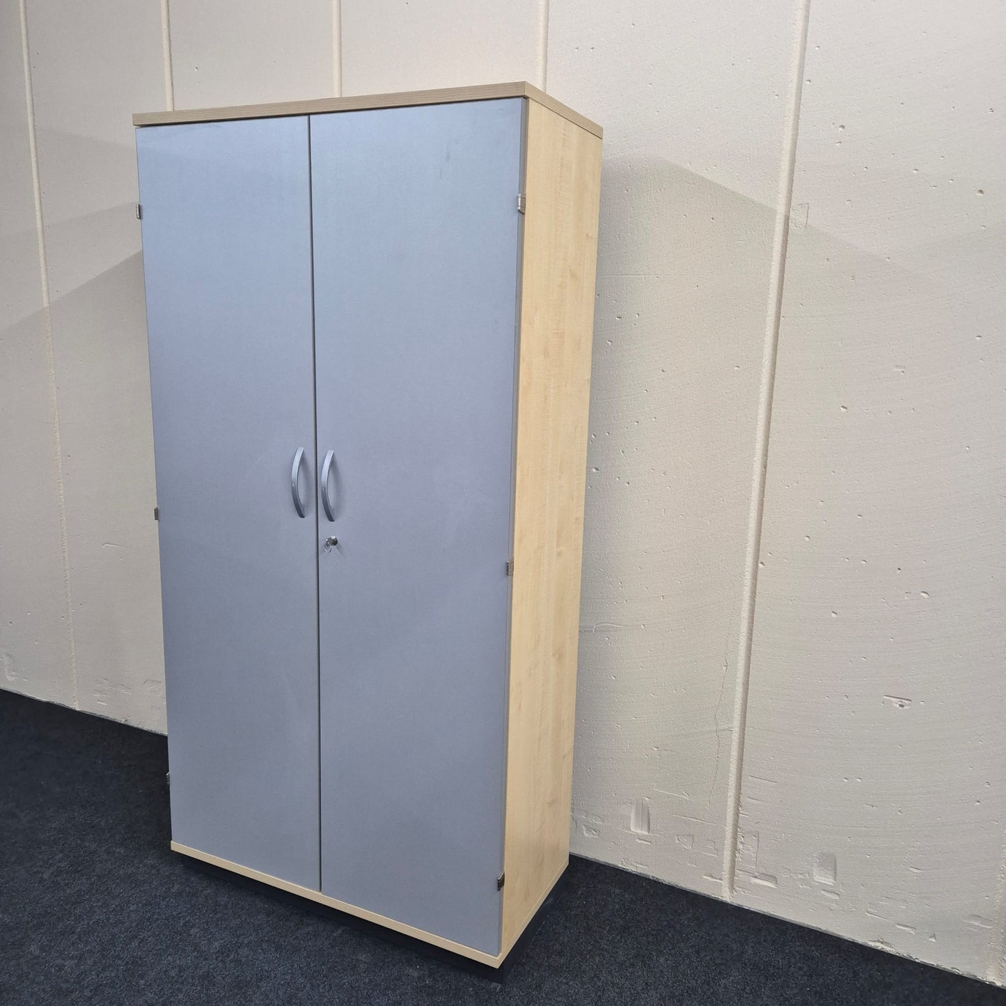 Aktenschrank seitlich von vorne