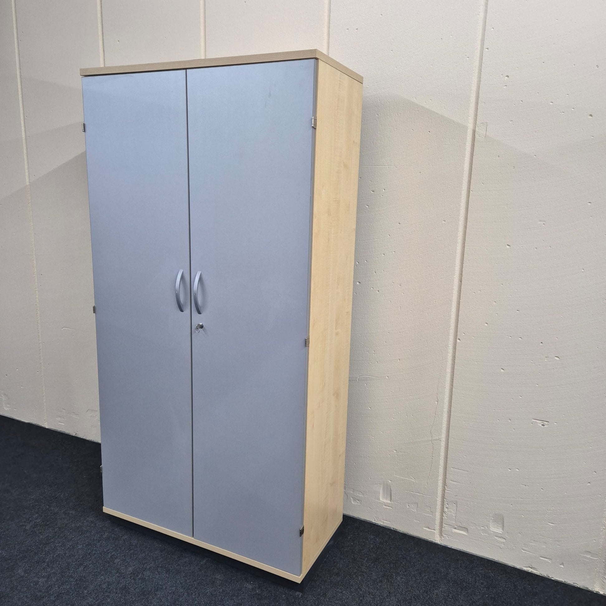 Aktenschrank seitlich von vorne