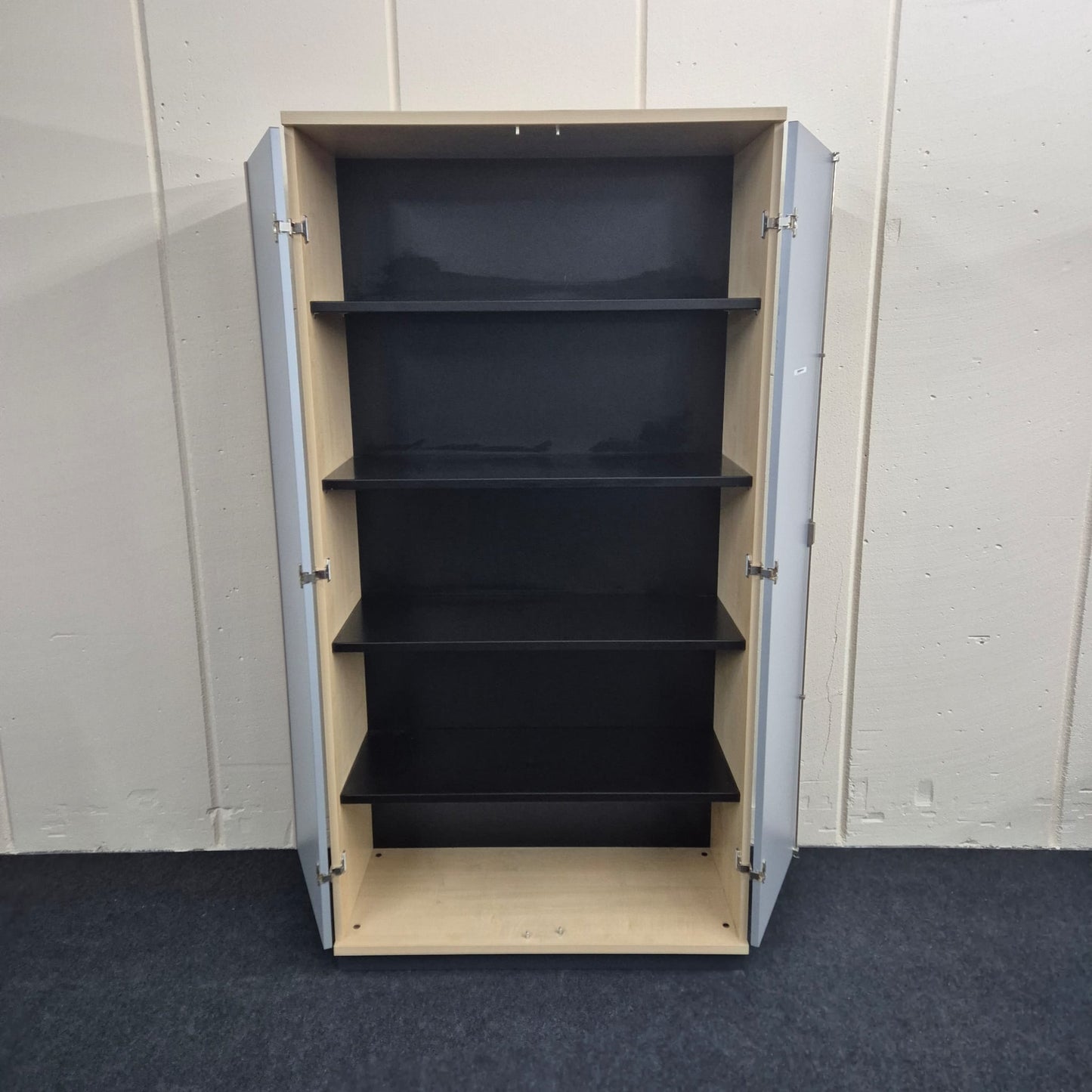 Aktenschrank von vorne - Türen geöffnet