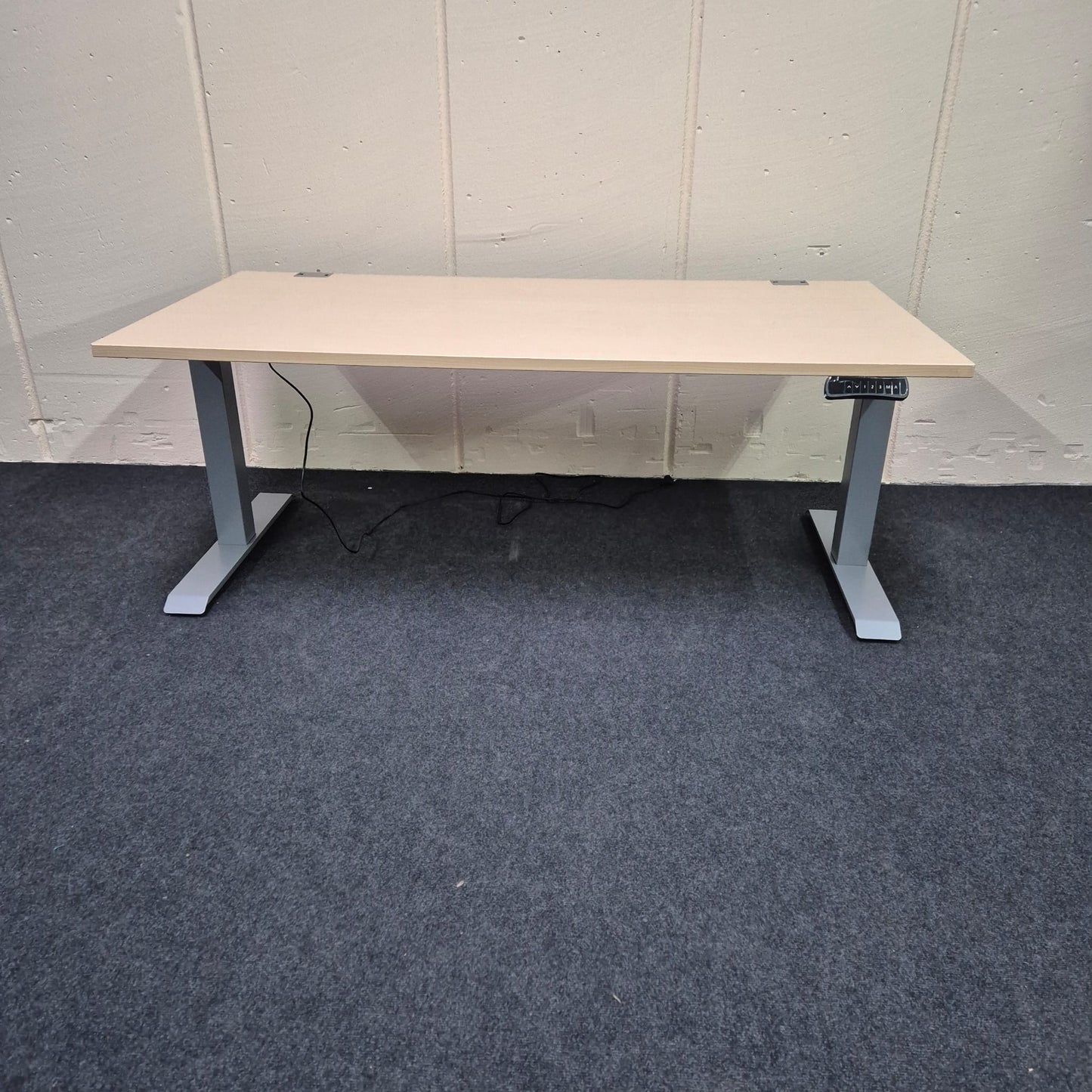 Elektrischer Schreibtisch von vorne