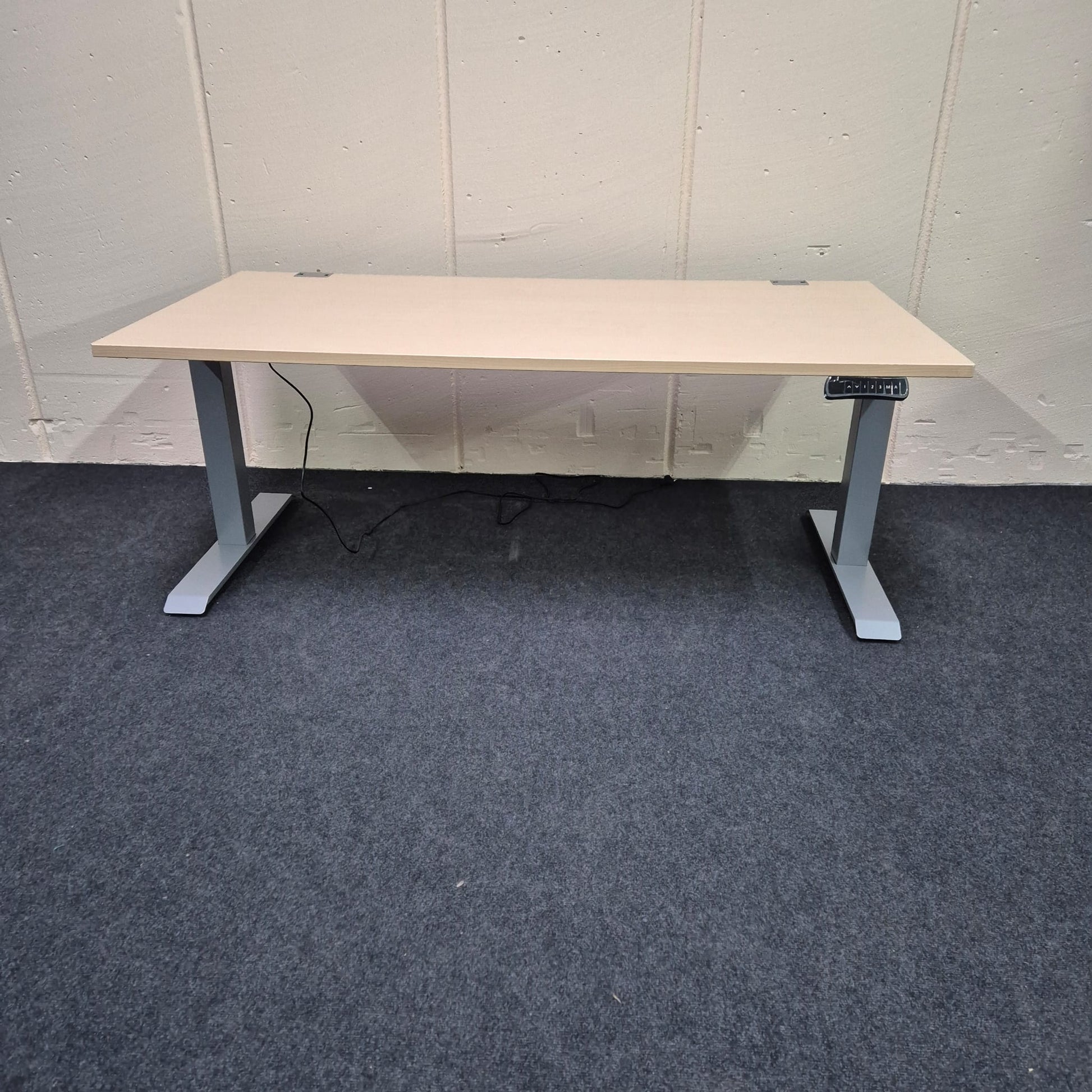 Elektrischer Schreibtisch von vorne