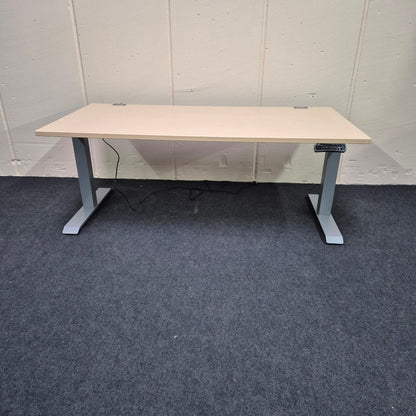Elektrischer Schreibtisch von vorne