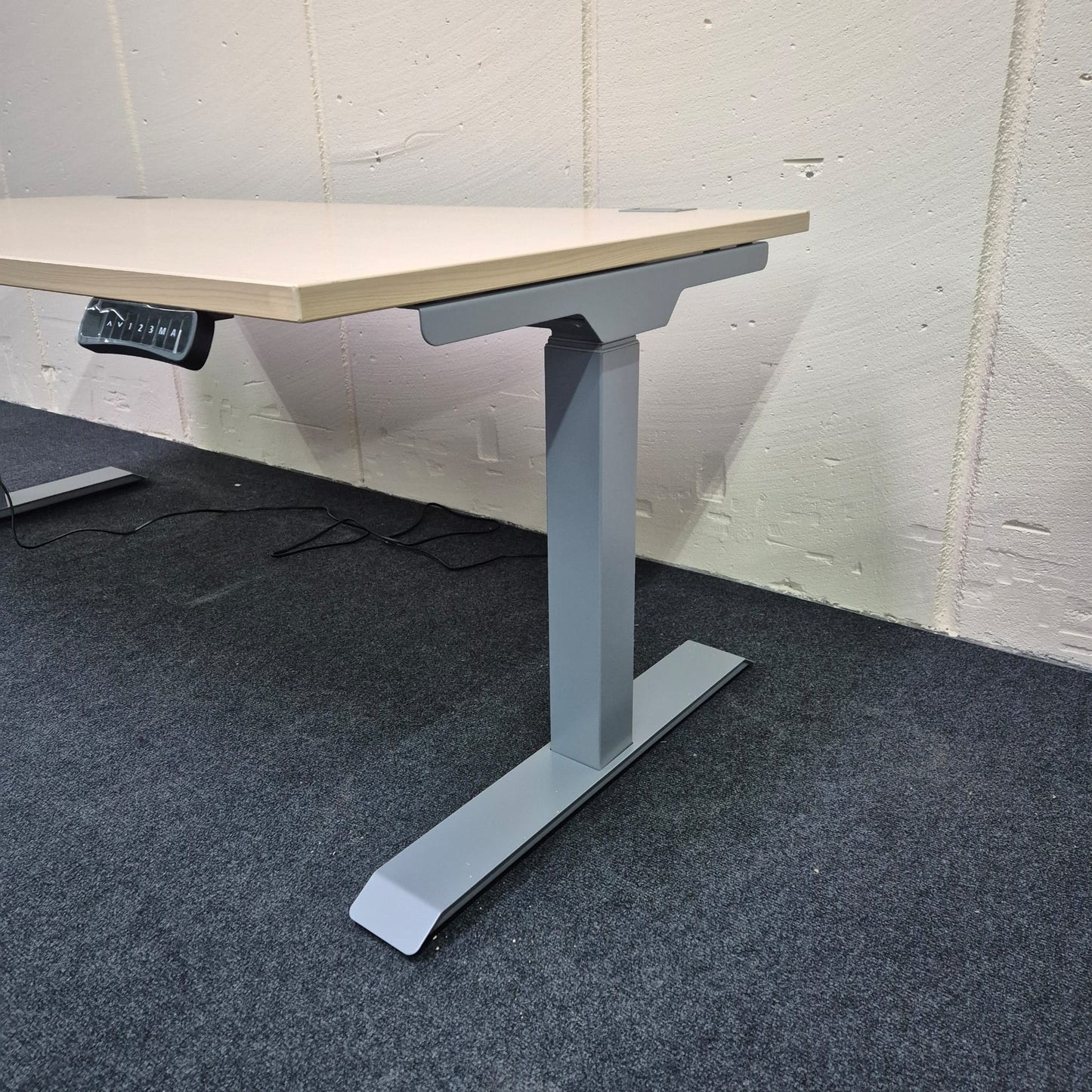Elektrischer Schreibtisch von der Seite