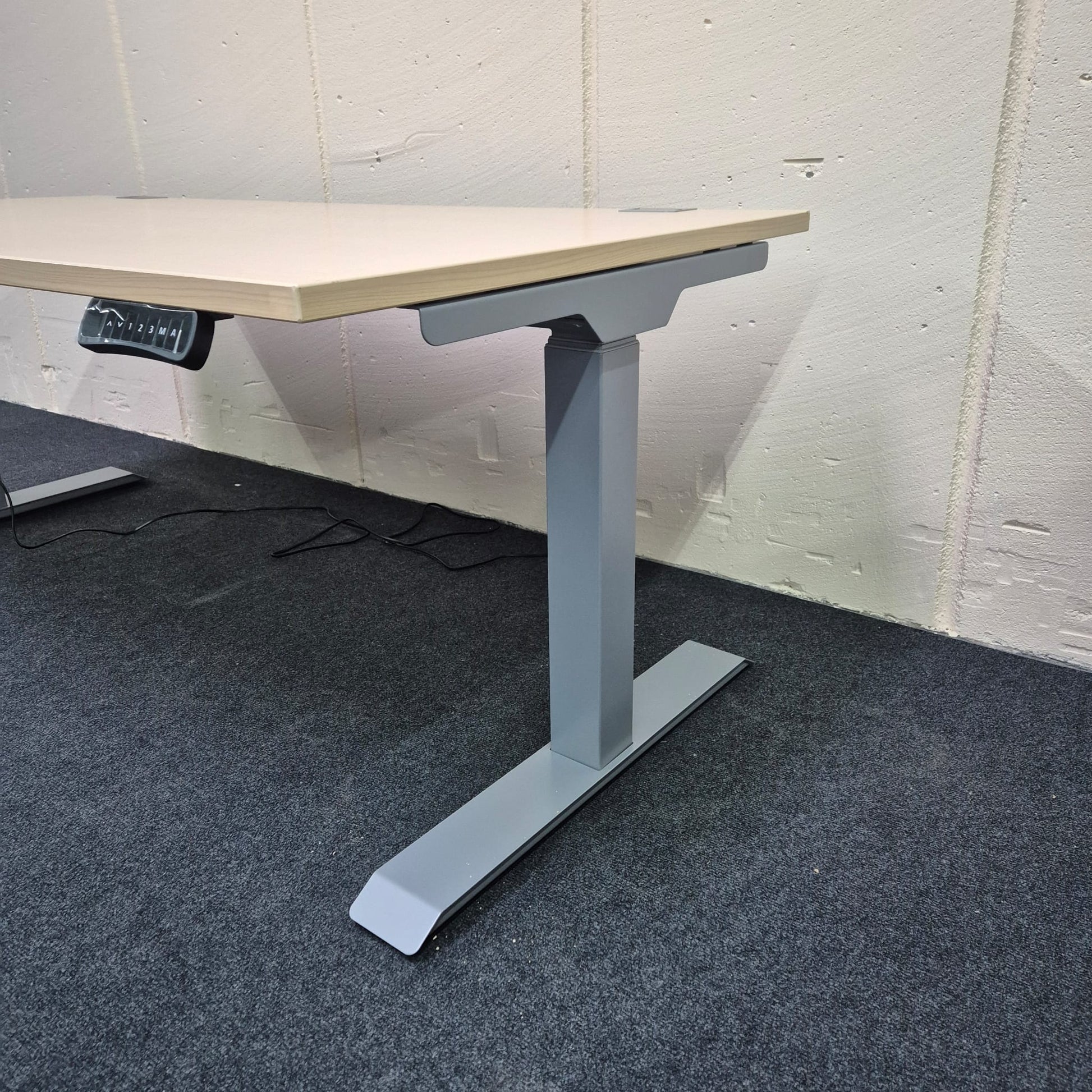 Elektrischer Schreibtisch von der Seite