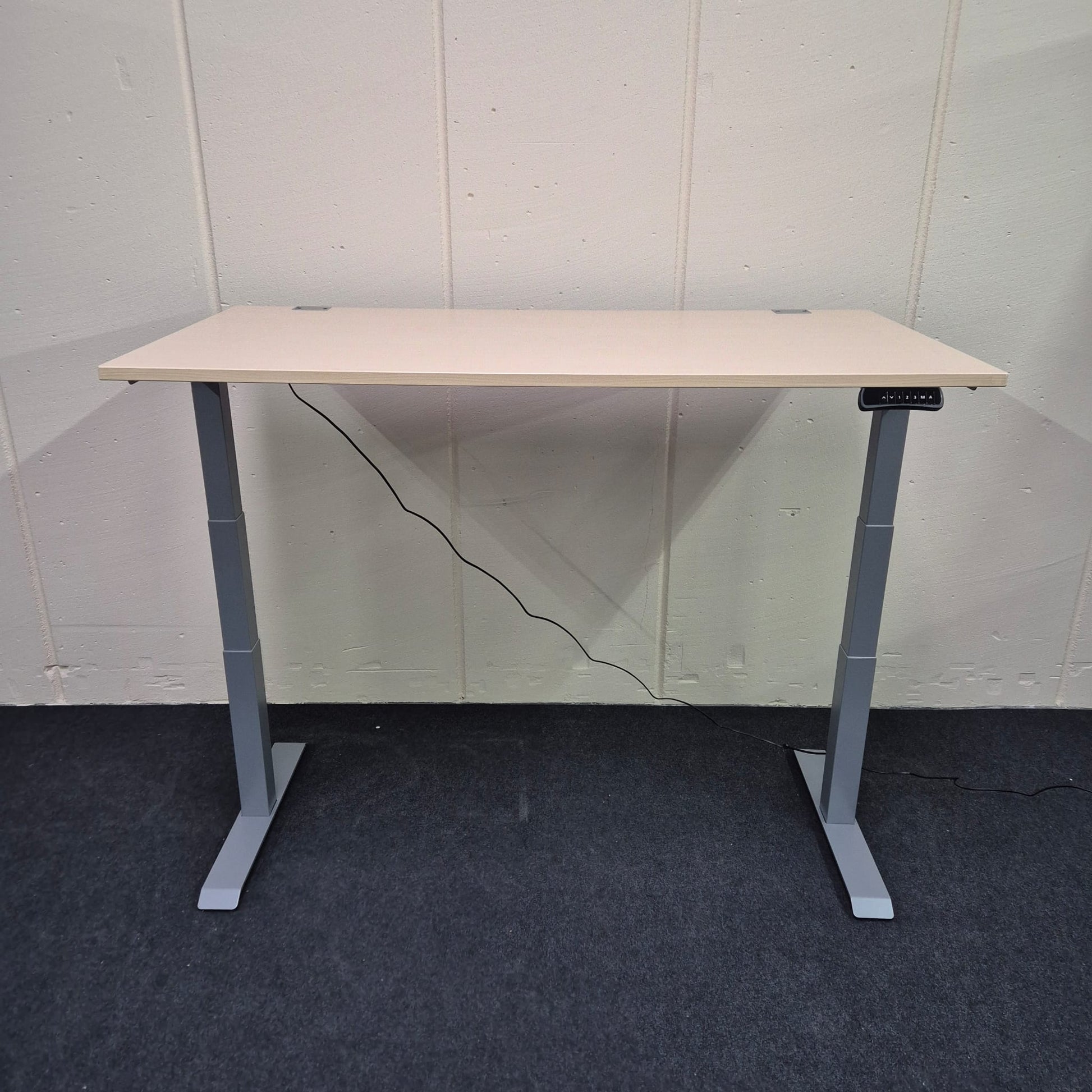 Elektrischer Schreibtisch von vorne