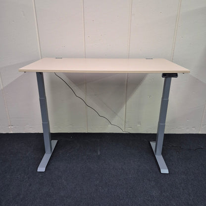 Elektrischer Schreibtisch von vorne