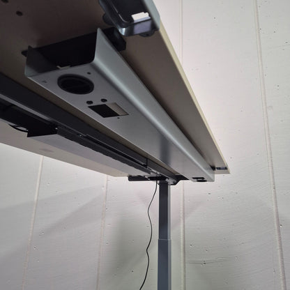Elektrischer Schreibtisch von unten