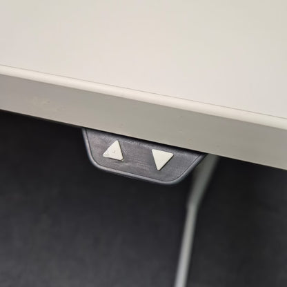 Elektrisch höhenverstellbarer Schreibtisch - Steelcase