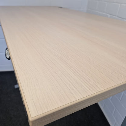 Elektrisch höhenverstellbarer Schreibtisch – König & Neurath