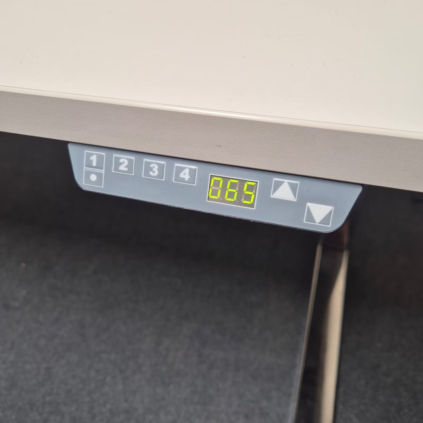 Elektrisch höhenverstellbarer Schreibtisch - Dobergo