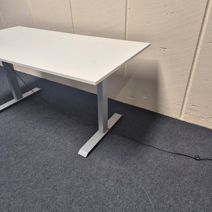 Elektrisch höhenverstellbarer Schreibtisch