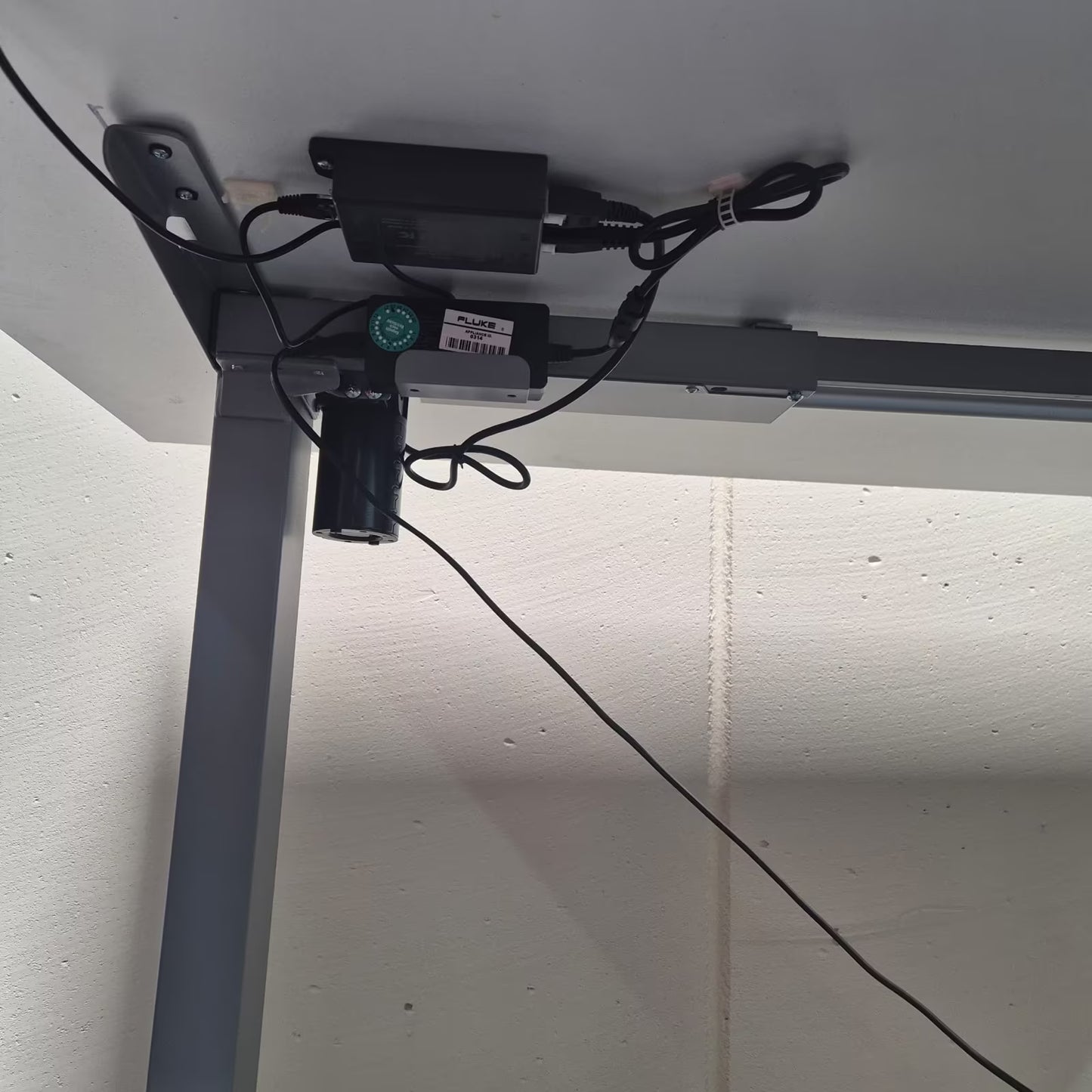 Elektrisch höhenverstellbarer Schreibtisch